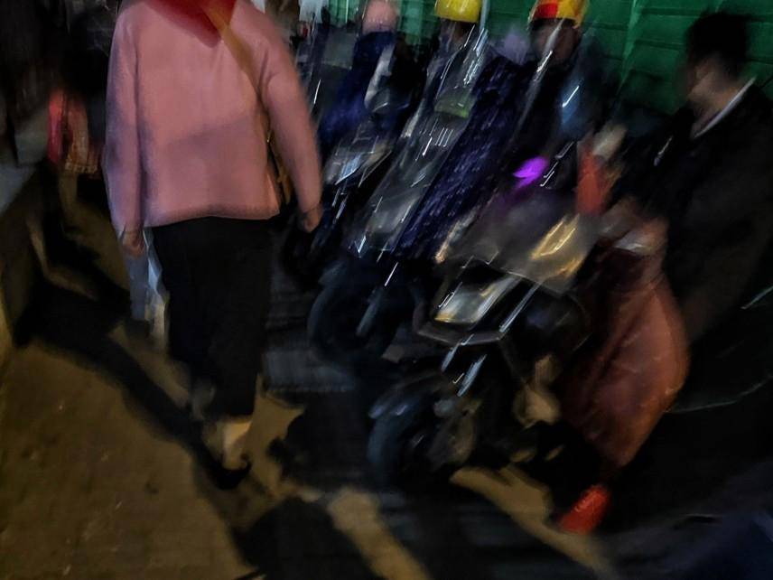 如何申请皇冠信用網
_上海女子崩溃:就住在地铁口如何申请皇冠信用網
,但出行一点也不方便!不到50米的路,充满各种障碍→