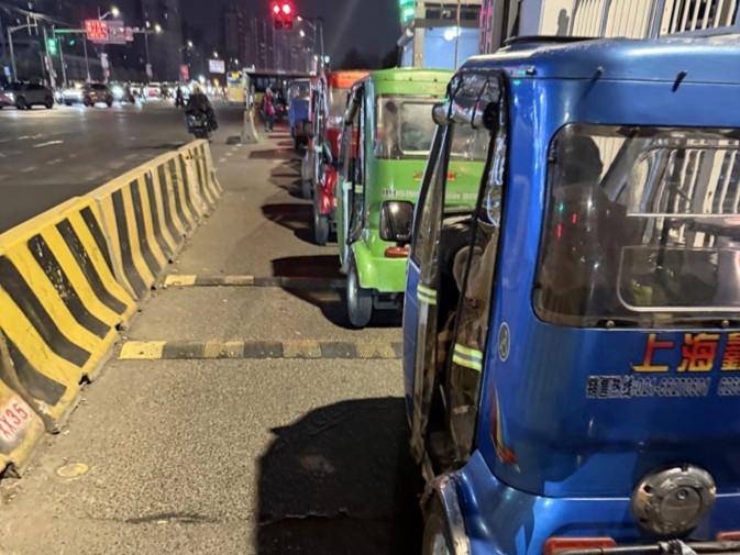 如何申请皇冠信用網
_上海女子崩溃:就住在地铁口如何申请皇冠信用網
,但出行一点也不方便!不到50米的路,充满各种障碍→