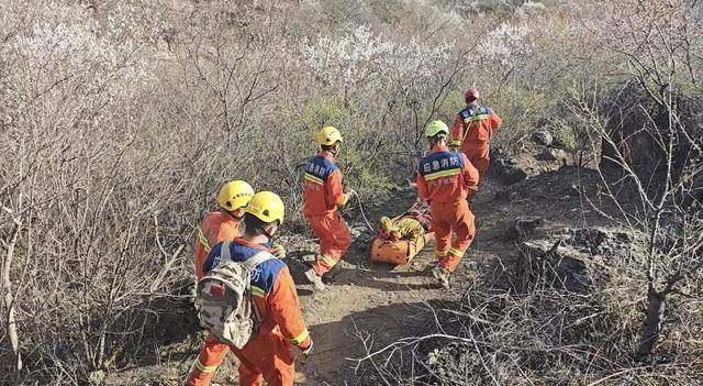 皇冠信用網哪里申请_北京几名驴友相约爬山皇冠信用網哪里申请，六旬阿姨被巨石砸中！消防出动救援