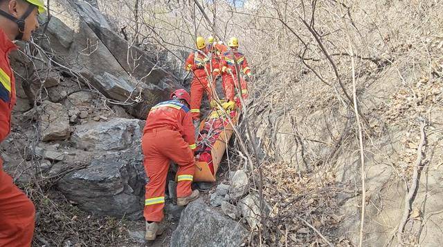 皇冠信用網哪里申请_北京几名驴友相约爬山皇冠信用網哪里申请，六旬阿姨被巨石砸中！消防出动救援