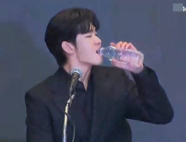 信用網如何申请_金秀贤为何在记者会上多次喝水信用網如何申请，网友请DeepSeek解读