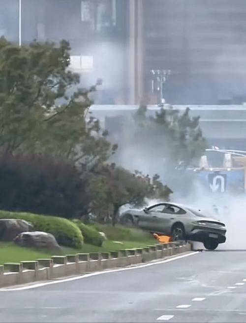 怎么开皇冠信用平台_小米SU7高速碰撞爆炸致3人死亡怎么开皇冠信用平台，事故原因引关注