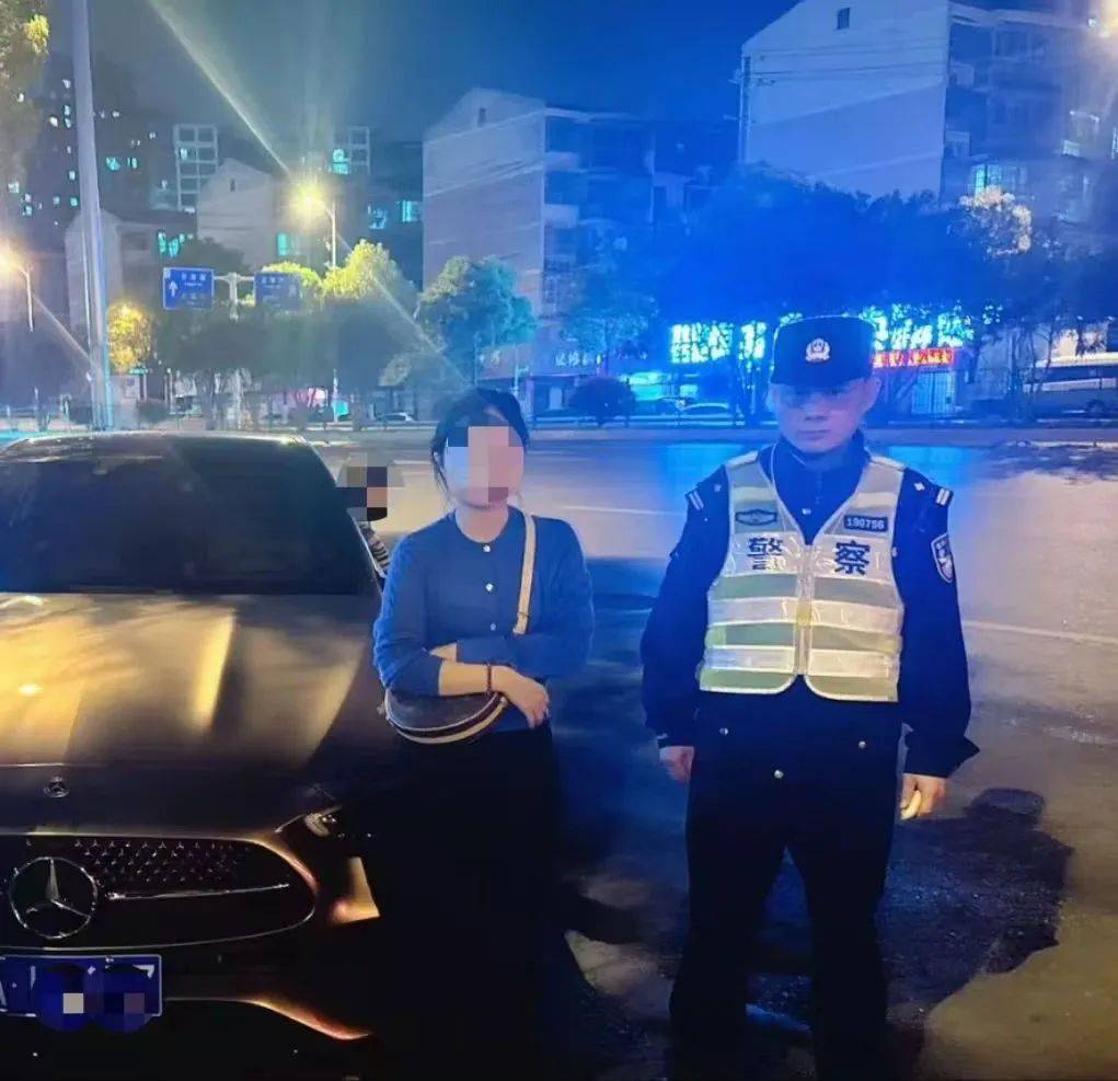 皇冠信用网如何注册_长沙一女子被交警拦下后皇冠信用网如何注册，6岁女儿：“这下好了吧……”