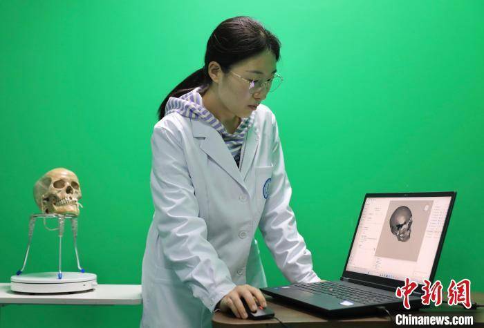 皇冠足球平台代理
_四川大学师生利用生成式AI技术为205名烈士复原容貌