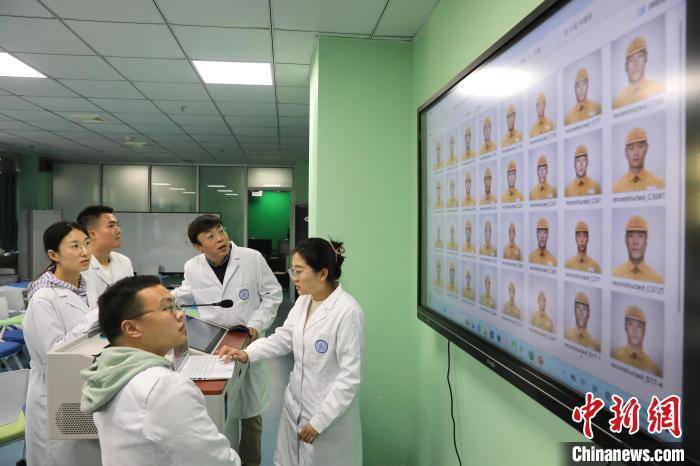 皇冠足球平台代理
_四川大学师生利用生成式AI技术为205名烈士复原容貌