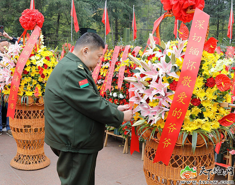 皇冠信用網代理流程
_毛新宇携家人清明回韶祭祖