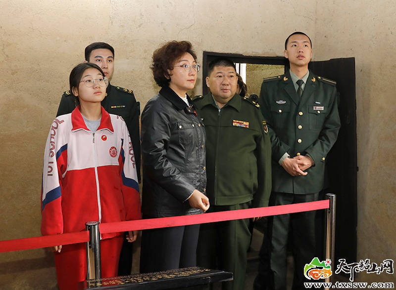 皇冠信用網代理流程
_毛新宇携家人清明回韶祭祖