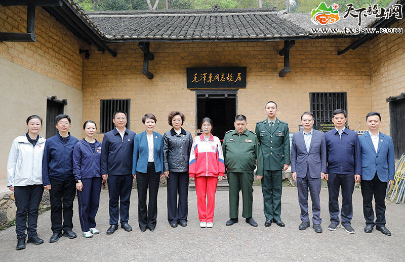 皇冠信用網代理流程
_毛新宇携家人清明回韶祭祖