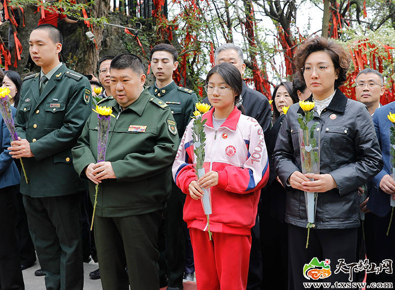 皇冠信用網代理流程
_毛新宇携家人清明回韶祭祖