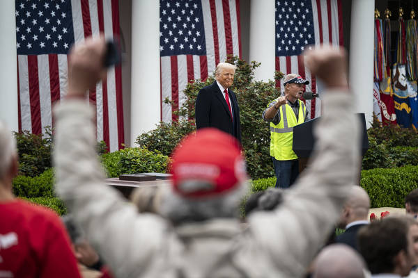 皇冠登1登2登3申请_美媒严厉批评：拿出关税昏招皇冠登1登2登3申请，特朗普要为美国经济负总责