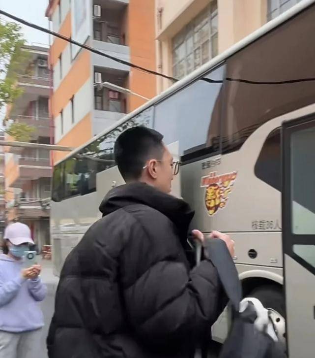 皇冠信用網在线开户_杜锋带13人出征上海！4外援+23兄弟皇冠信用網在线开户，贝贝获重用