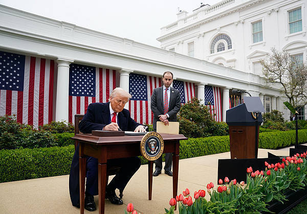 皇冠信用網怎么弄_特朗普声称：愿意与中国打交道皇冠信用網怎么弄，但关税战将持续到“贸易逆差清零”为止