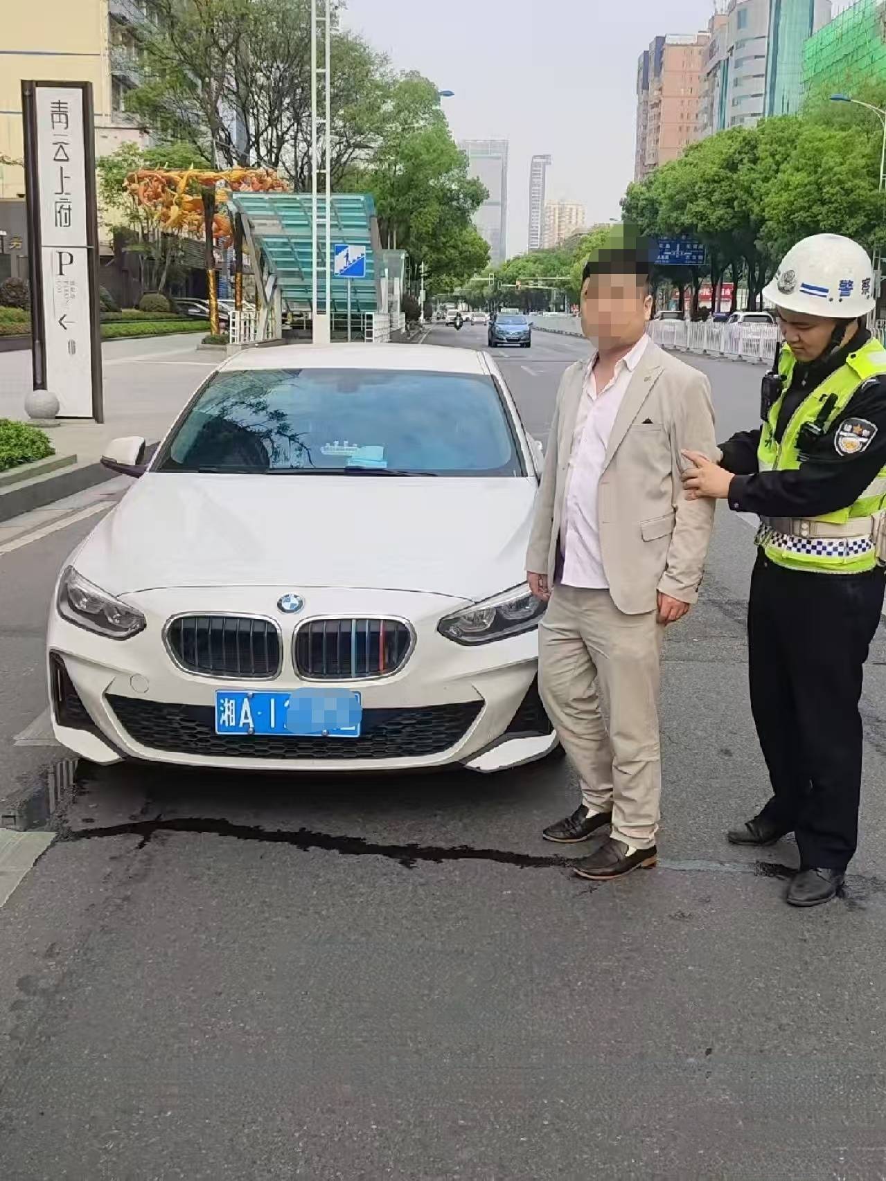 皇冠信用網会员申请
_“记得叫了代驾”皇冠信用網会员申请
,长沙宝马车主在酒吧通宵聚会后大白天竟停路中间睡觉,交警:醉驾!