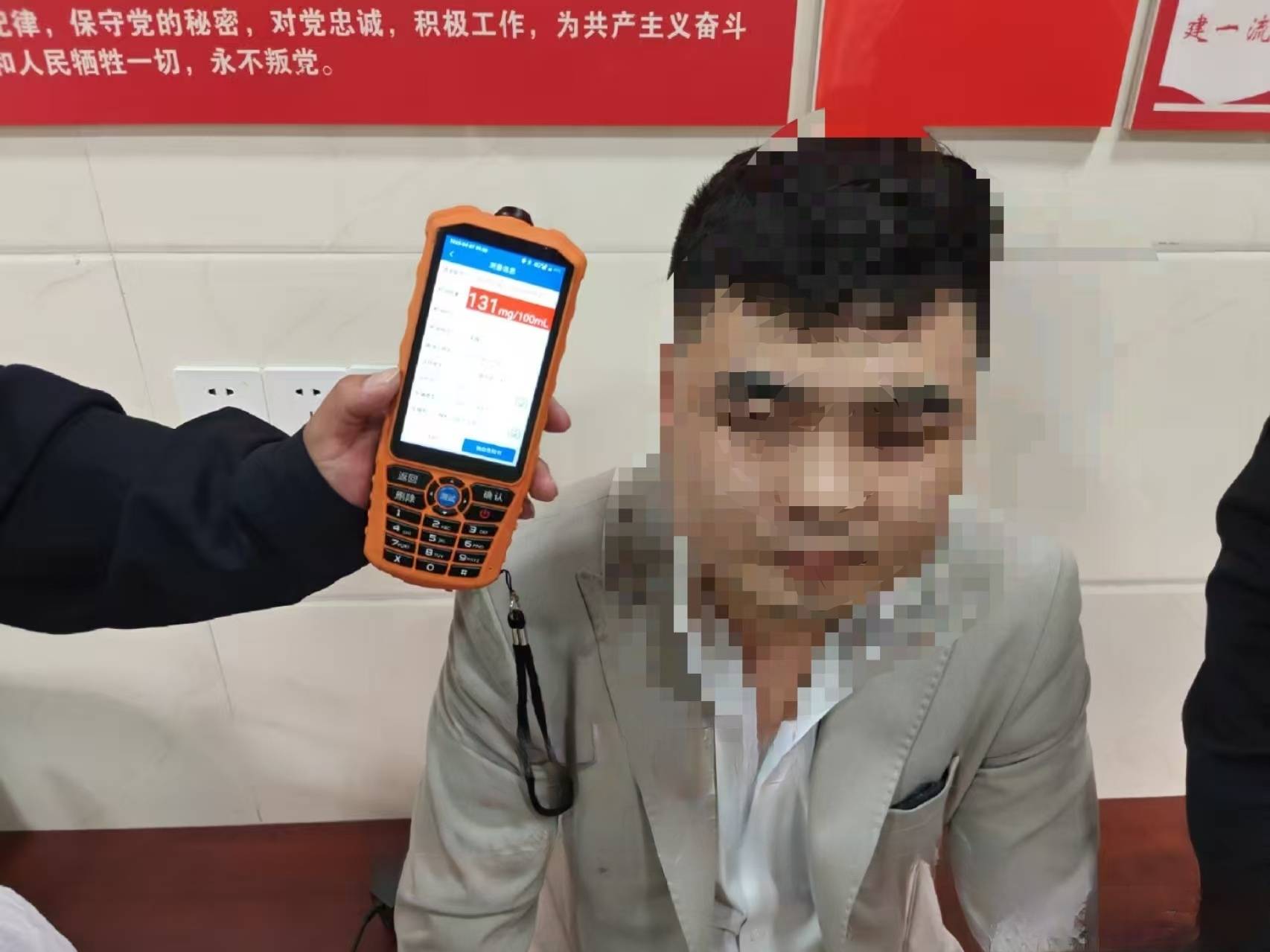 皇冠信用網会员申请
_“记得叫了代驾”皇冠信用網会员申请
,长沙宝马车主在酒吧通宵聚会后大白天竟停路中间睡觉,交警:醉驾!