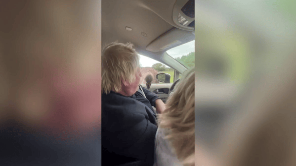 德比郡 v 伯恩利_英媒：英国前首相约翰逊与家人赴美旅游时遭鸵鸟“袭击”德比郡 v 伯恩利，被啄后当场爆粗口