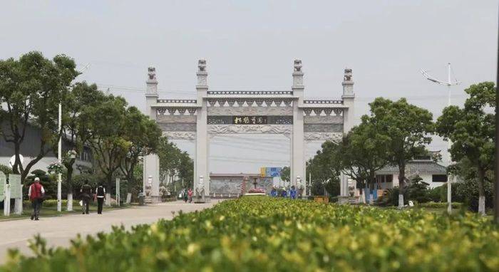 阿森纳 v 皇家马德里足球_疯涨的墓地阿森纳 v 皇家马德里足球,正在被抛弃