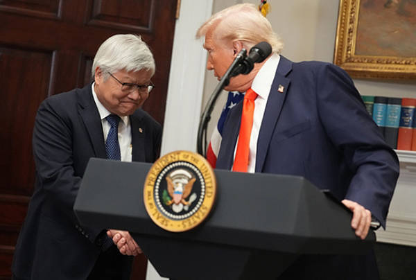 足球今日赛事_特朗普吹嘘：我一威胁要征100%税足球今日赛事，台积电就乖乖来美国建厂了