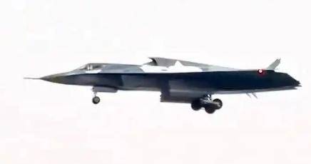 波兰甲组联赛_歼-36低空“横穿马路” 美媒激动波兰甲组联赛了 看到了双座和涂层