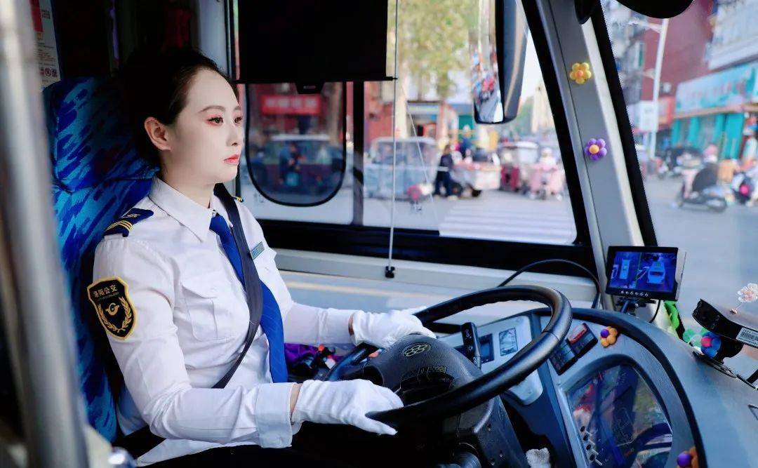 泰国足总杯
_河南身高1米7车模转行当公交司机泰国足总杯
,开10米大车3年,考A3驾照直接一把过