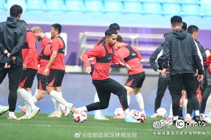 传说对决: ROV PRO LEAGUE(5场_成都蓉城队主教练徐正源和球员古尔芬克尔出席传说对决: ROV PRO LEAGUE(5场了赛前新闻发布会