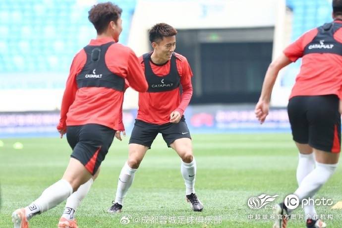 传说对决: ROV PRO LEAGUE(5场_成都蓉城队主教练徐正源和球员古尔芬克尔出席传说对决: ROV PRO LEAGUE(5场了赛前新闻发布会