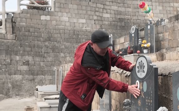 皇冠信用網登1,登2,登3出租_贵阳一男子到公墓祭奠亡妻皇冠信用網登1,登2,登3出租，却发现骨灰竟然不见了！得知真相后，他心酸又无奈......