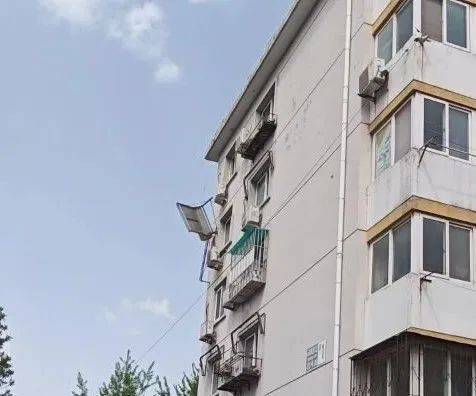 皇冠代理联系方式_北京狂风中一家住户热水器掉落皇冠代理联系方式！北京消防紧急处置！