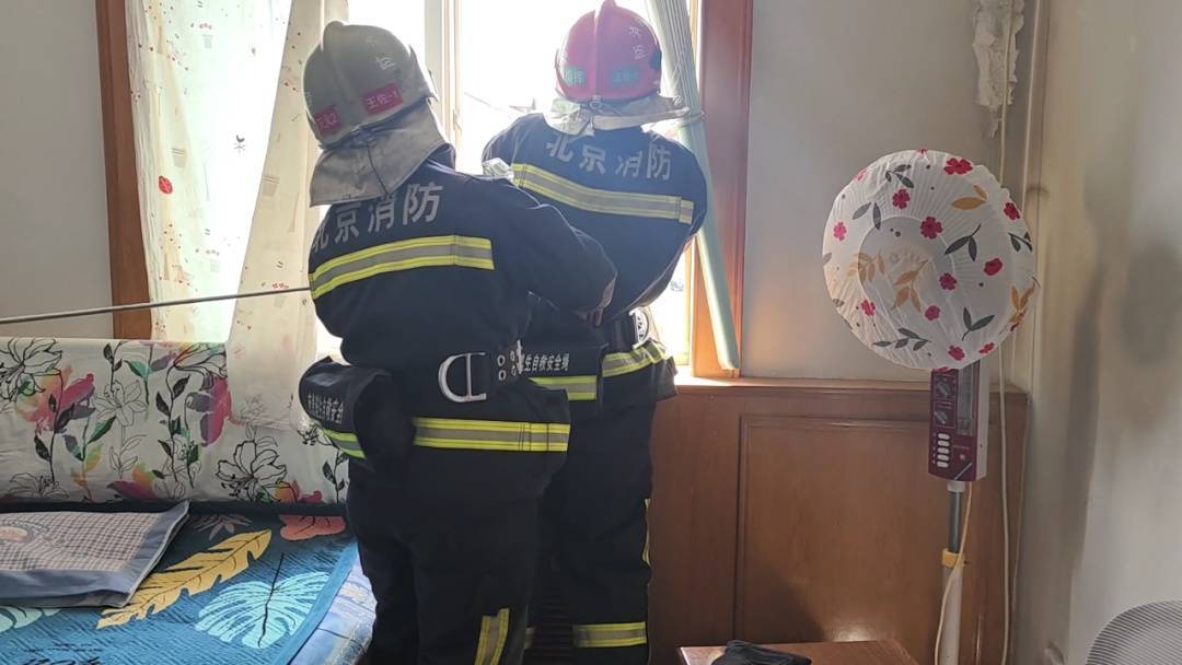 皇冠代理联系方式_北京狂风中一家住户热水器掉落皇冠代理联系方式！北京消防紧急处置！