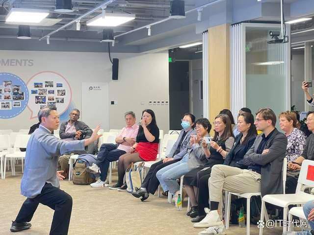 皇冠信用網代理登3
_讲好中国故事:刘彦英向外国专家人才教授八段锦、太极拳、太极扇