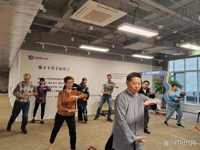 皇冠信用網代理登3
_讲好中国故事:刘彦英向外国专家人才教授八段锦、太极拳、太极扇