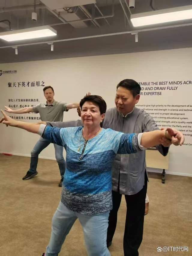 皇冠信用網代理登3
_讲好中国故事:刘彦英向外国专家人才教授八段锦、太极拳、太极扇