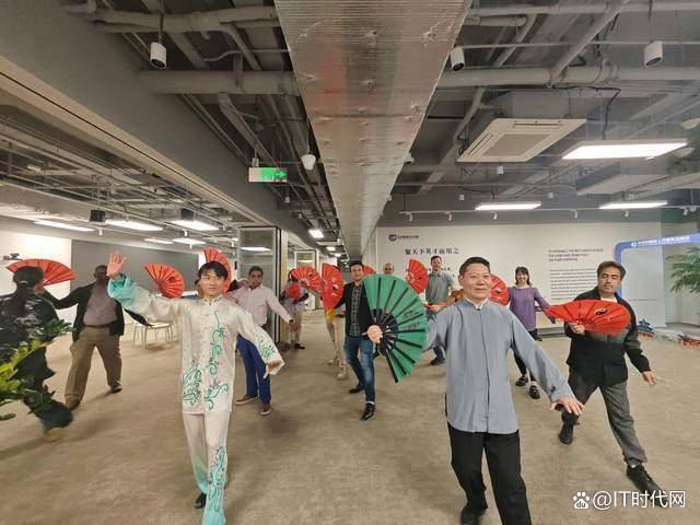 皇冠信用網代理登3
_讲好中国故事:刘彦英向外国专家人才教授八段锦、太极拳、太极扇