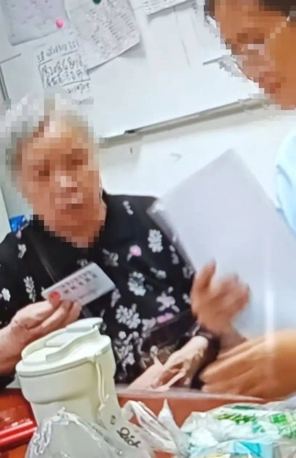 皇冠信用网怎么注册
_84岁老太被大女儿带出养老院皇冠信用网怎么注册
,取光40万存款!小女儿:养老院应担责