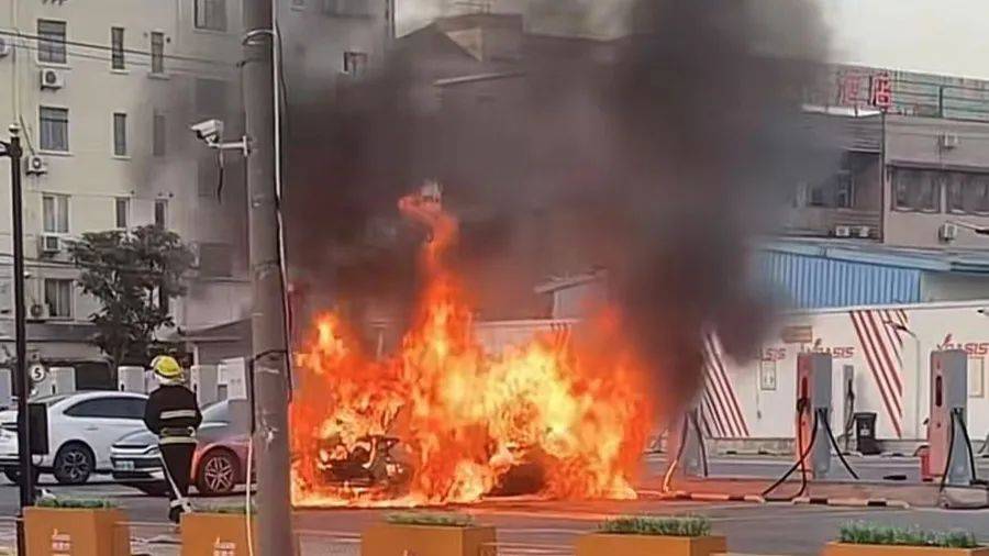 皇冠信用网怎么开户_突发！上海浦东一新能源车充电站发生火情皇冠信用网怎么开户，有车被烧成空壳