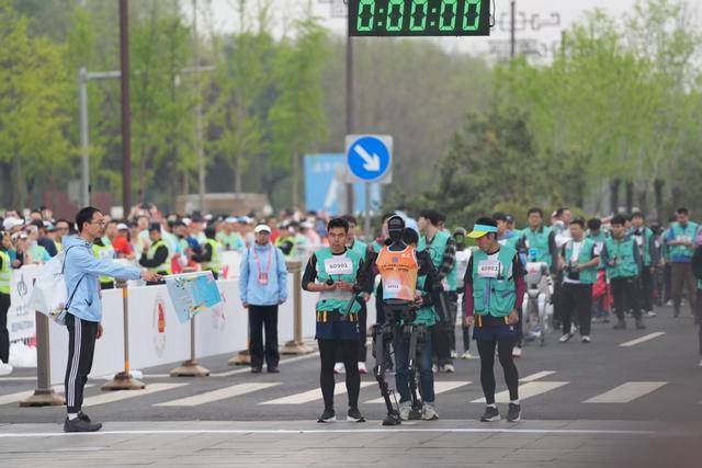 2022足球平台出租_“天工”第一个冲出去2022足球平台出租！全球首个人形机器人半程马拉松开跑