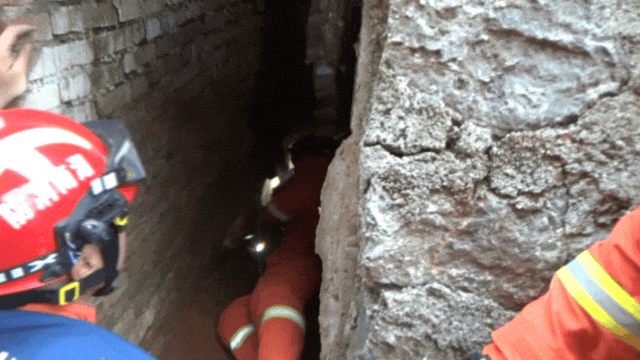 足球盘口出租_女子进入自家地窖取红薯时足球盘口出租，地窖突然坍塌……消防救援人员紧急施救