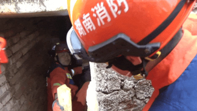 足球盘口出租_女子进入自家地窖取红薯时足球盘口出租，地窖突然坍塌……消防救援人员紧急施救