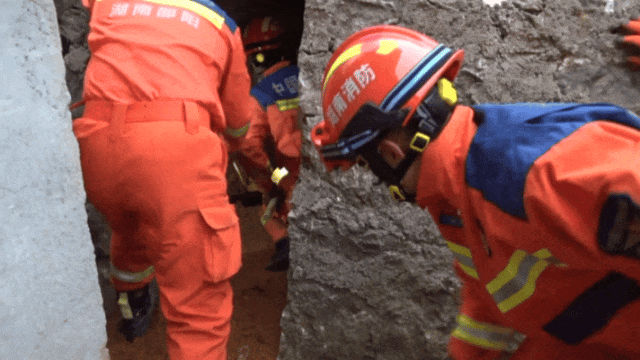 足球盘口出租_女子进入自家地窖取红薯时足球盘口出租，地窖突然坍塌……消防救援人员紧急施救