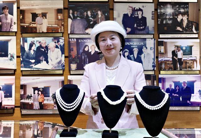 皇冠信用网正网
_“民间珍珠外交官”白如芳逝世皇冠信用网正网
!曾为撒切尔夫人编珍珠项链