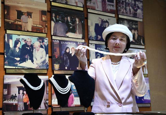 皇冠信用网正网
_“民间珍珠外交官”白如芳逝世皇冠信用网正网
!曾为撒切尔夫人编珍珠项链