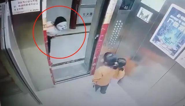 皇冠足球平台代理_两幼童电梯里遭面具人吓哭皇冠足球平台代理，对方多次阻止电梯门关闭！家长已带孩子看心理医生
