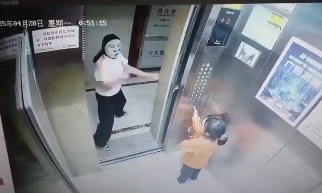 皇冠足球平台代理_两幼童电梯里遭面具人吓哭皇冠足球平台代理，对方多次阻止电梯门关闭！家长已带孩子看心理医生