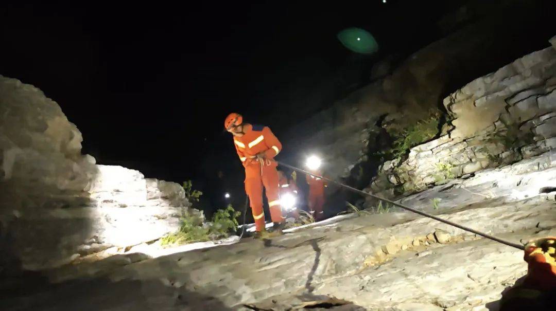 怎么开皇冠信用盘_北京一女子带娃爬野山怎么开皇冠信用盘，儿子“知难而退”，母亲深夜被困山顶悬崖！