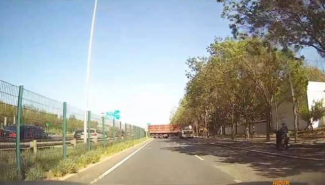 皇冠信用盘结算日_吓得手直抖皇冠信用盘结算日！两货车在北京高速出口突然逆行掉头！