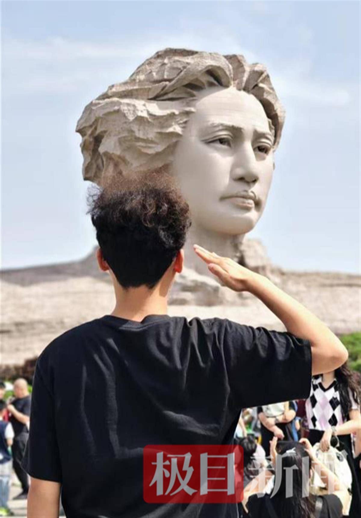 皇冠信用盘会员申请_小伙在橘子洲向毛泽东雕塑敬礼留念：等入伍后皇冠信用盘会员申请，穿军装再来拍一张