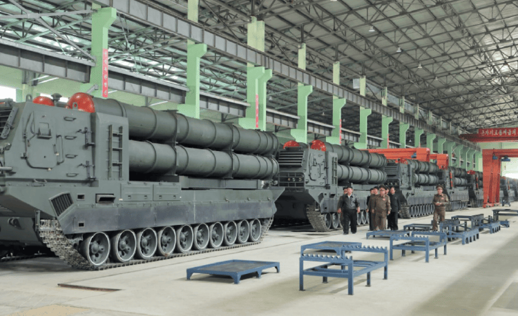 皇冠信用盘是什么意思_金正恩“跪地”察看皇冠信用盘是什么意思，朝鲜“钢铁猛兽”亮相