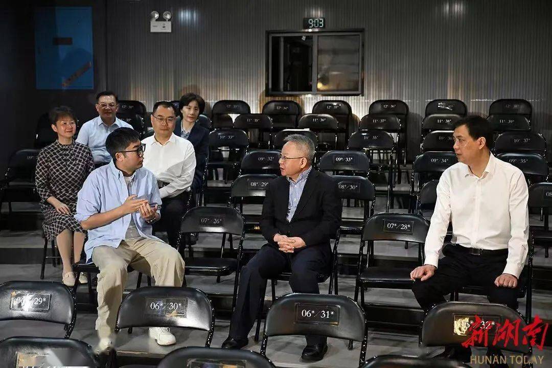 welcome皇冠注册
_湖南省委书记长沙调研新消费welcome皇冠注册
,走进脱口秀剧场、茶饮零食企业……