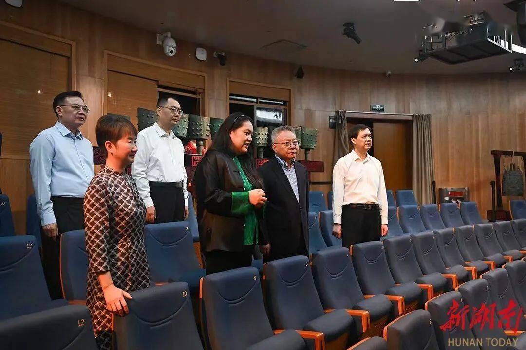 welcome皇冠注册
_湖南省委书记长沙调研新消费welcome皇冠注册
,走进脱口秀剧场、茶饮零食企业……