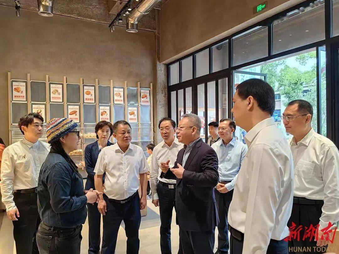 welcome皇冠注册
_湖南省委书记长沙调研新消费welcome皇冠注册
,走进脱口秀剧场、茶饮零食企业……