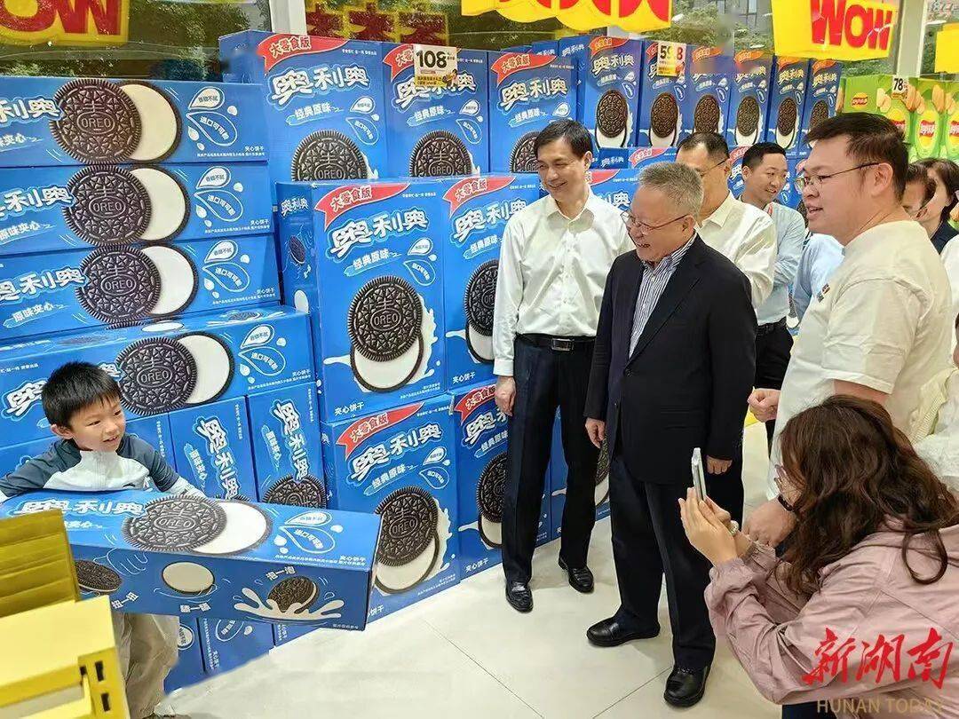 welcome皇冠注册
_湖南省委书记长沙调研新消费welcome皇冠注册
,走进脱口秀剧场、茶饮零食企业……